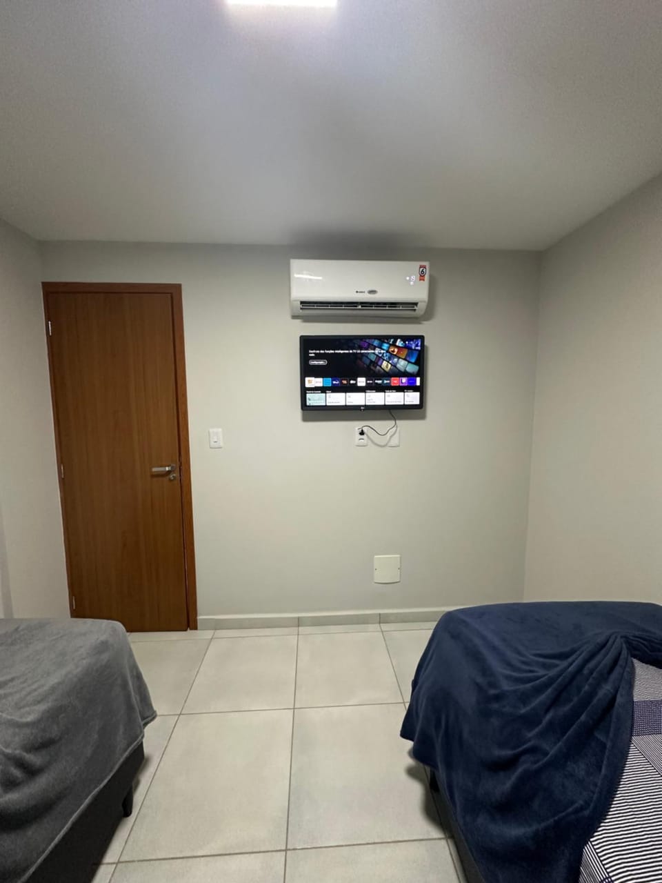 Bed, TV and multimedia, Photo of the whole room, Bedroom