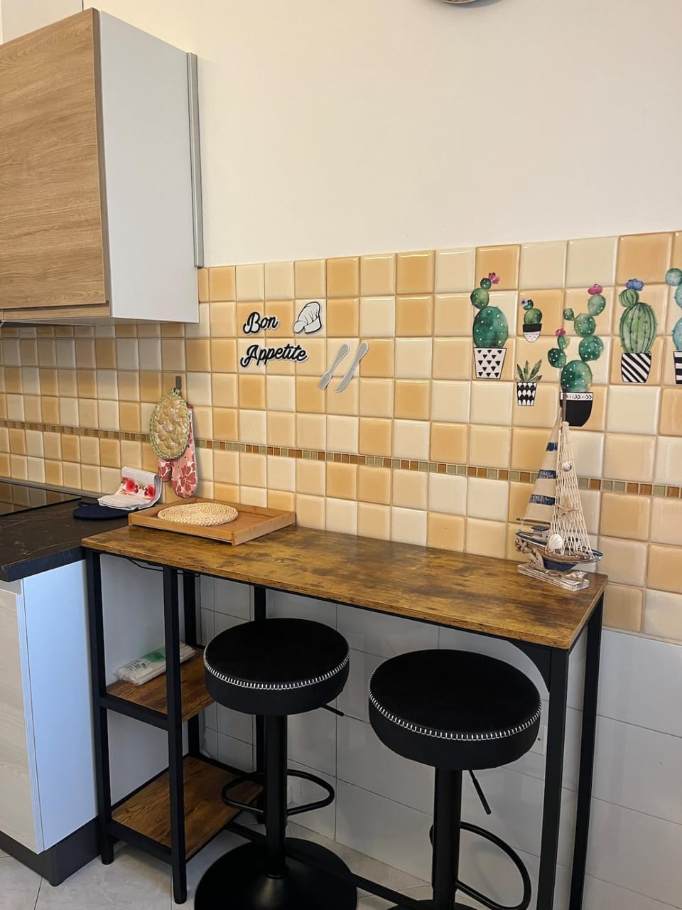 Kitchen or kitchenette, Dining area, minibar, stove