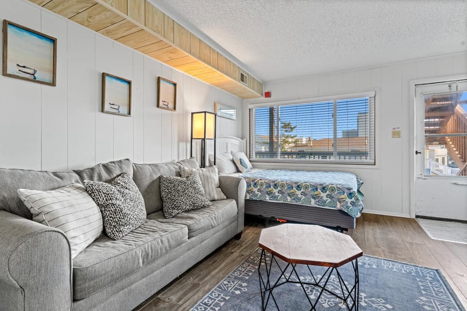 Spacious 2-Bedroom Ocean Block Condo in North Ocean City Steps to the Beach House in Ocean City