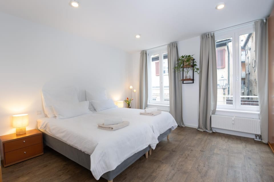 Bed, Photo of the whole room, Bedroom, towels