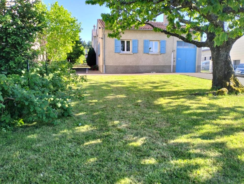 Property building, Garden, Parking