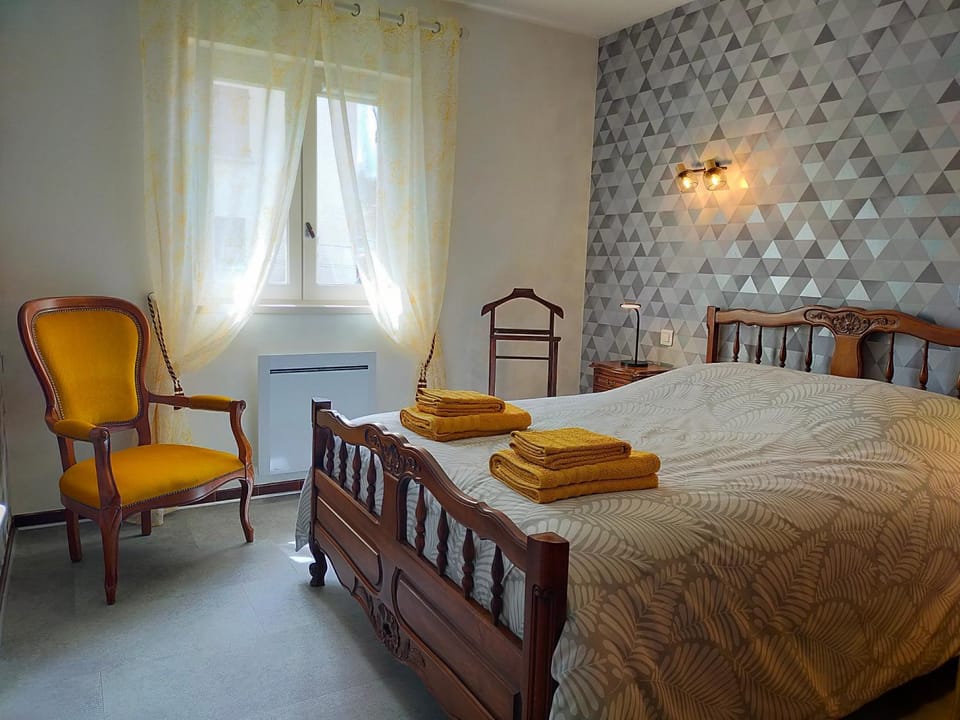 Spring, Bed, Day, Photo of the whole room, Bedroom, Garden view, heating, towels