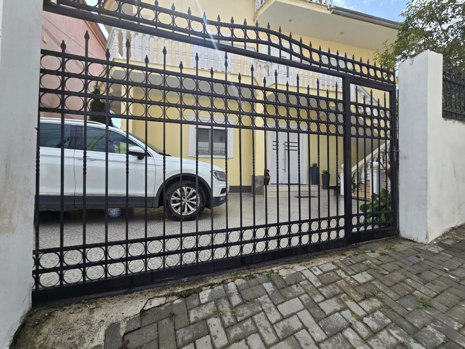 Property building, Day, Neighbourhood, Street view, Parking