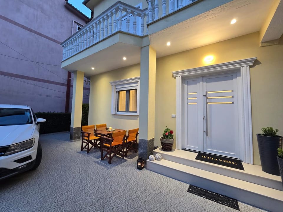 Property building, View (from property/room), Balcony/Terrace, Seating area, Dining area, Parking
