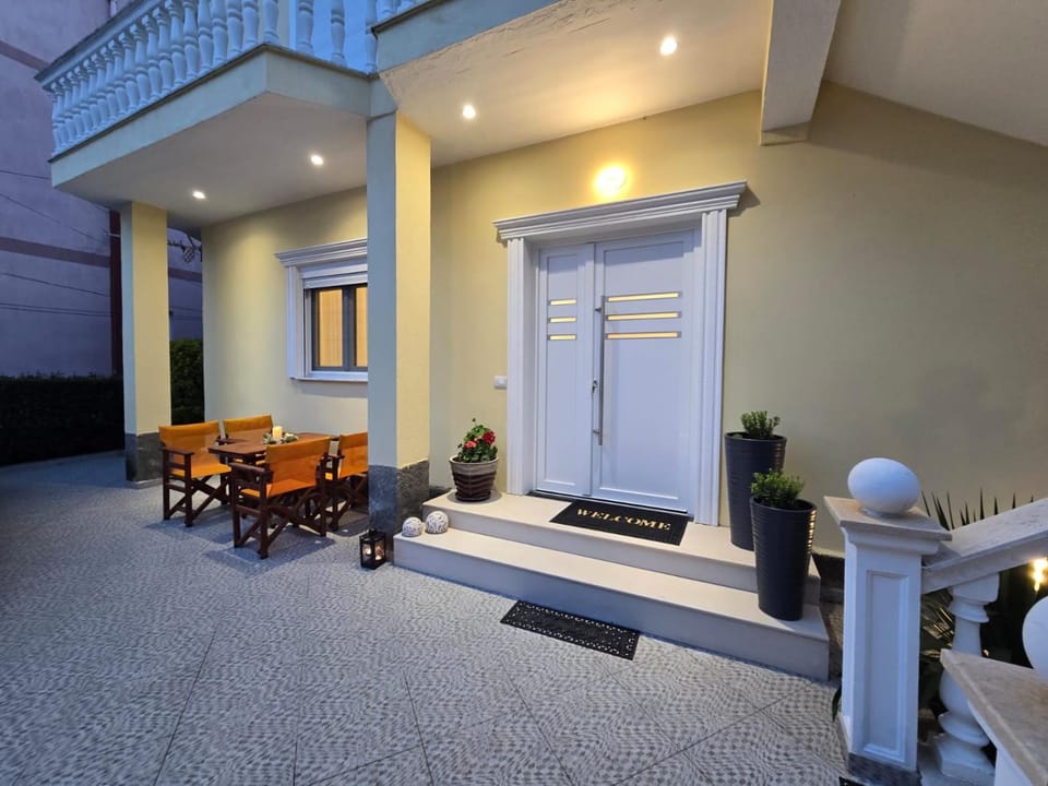 Property building, Balcony/Terrace, Seating area