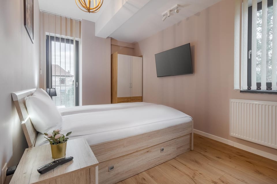 Bed, TV and multimedia, Photo of the whole room, Bedroom