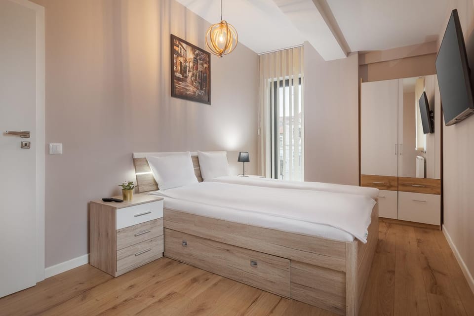 Bed, TV and multimedia, Photo of the whole room, Bedroom