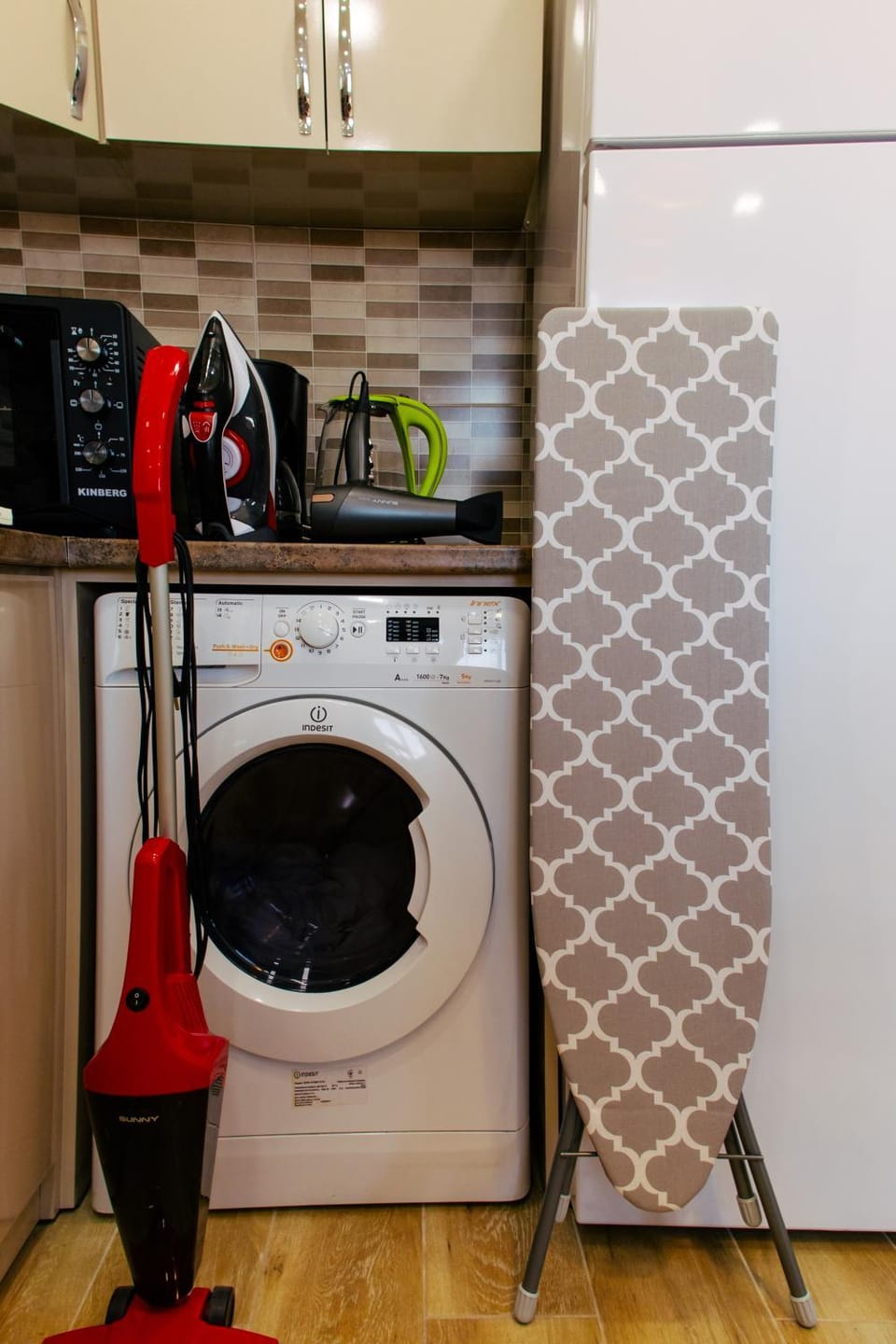 Kitchen or kitchenette, washing machine