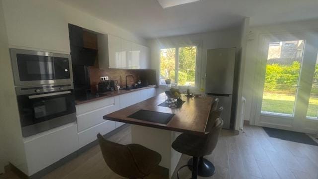 Kitchen or kitchenette, Dining area, stove
