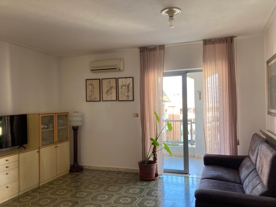Communal lounge/ TV room, Living room, Seating area