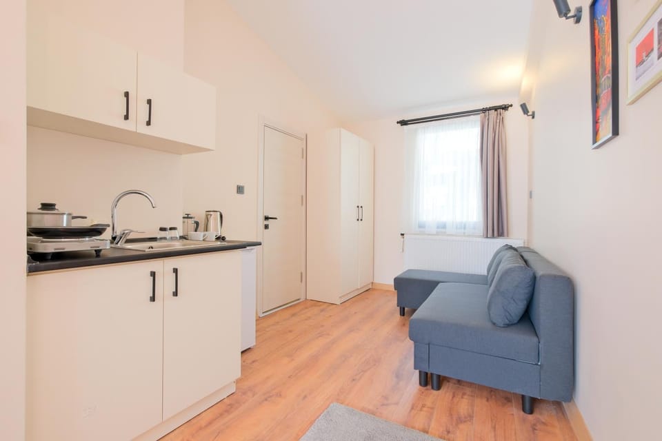 Coffee/tea facilities, Kitchen or kitchenette, Living room