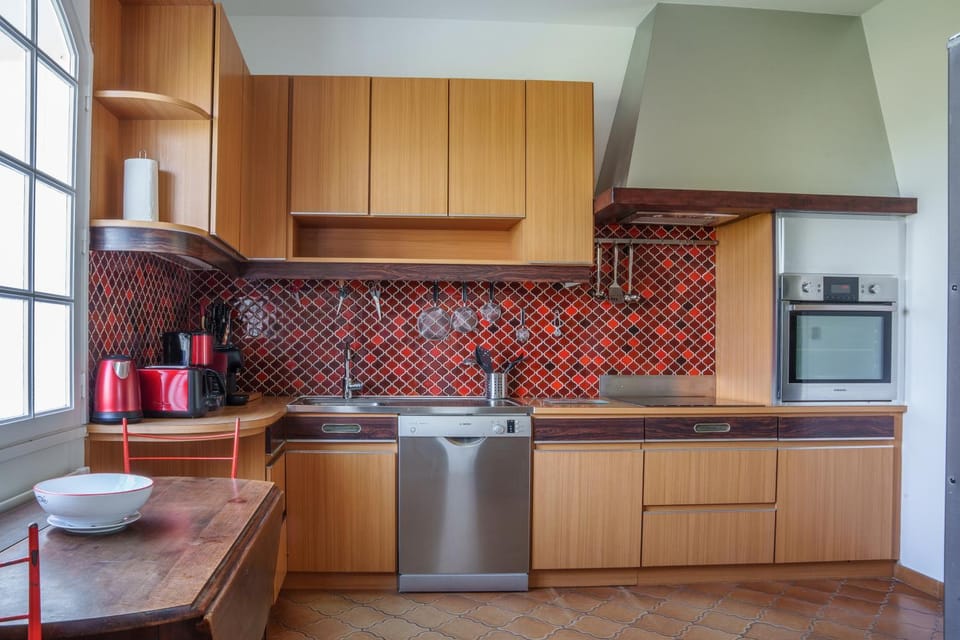 Coffee/tea facilities, dishwasher, oven, pet friendly, stove, toaster