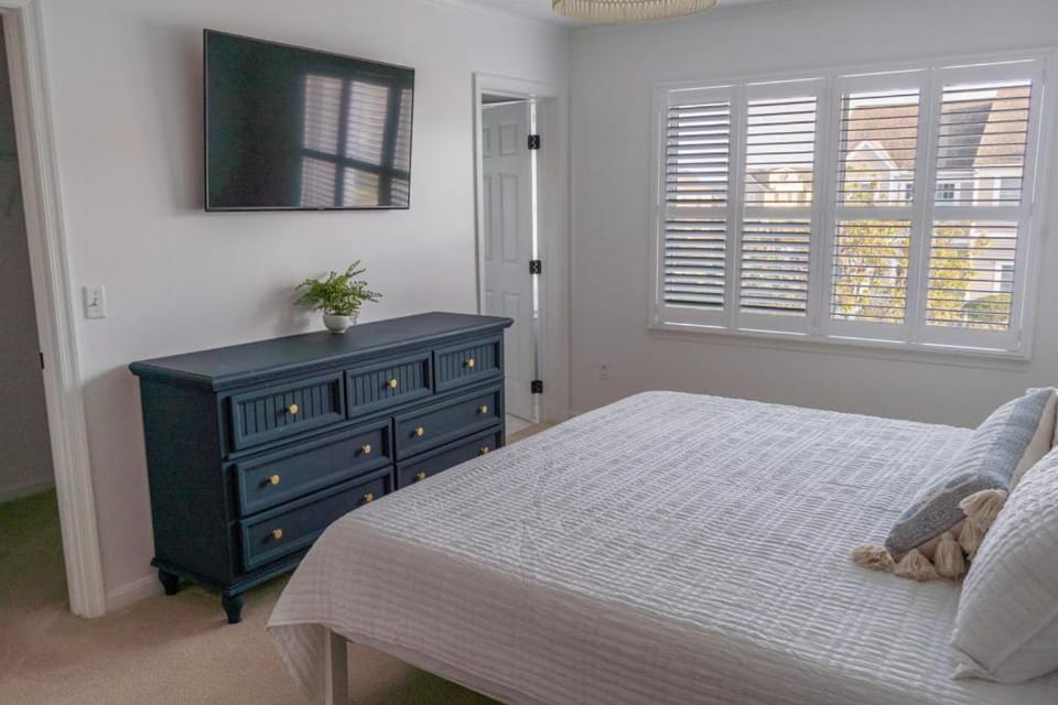 Waterfront 3-Bedroom Townhome in North Ocean City Steps from Harpoon Hannahs House in Ocean City