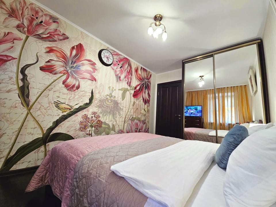 Bed, TV and multimedia, Photo of the whole room, Bedroom