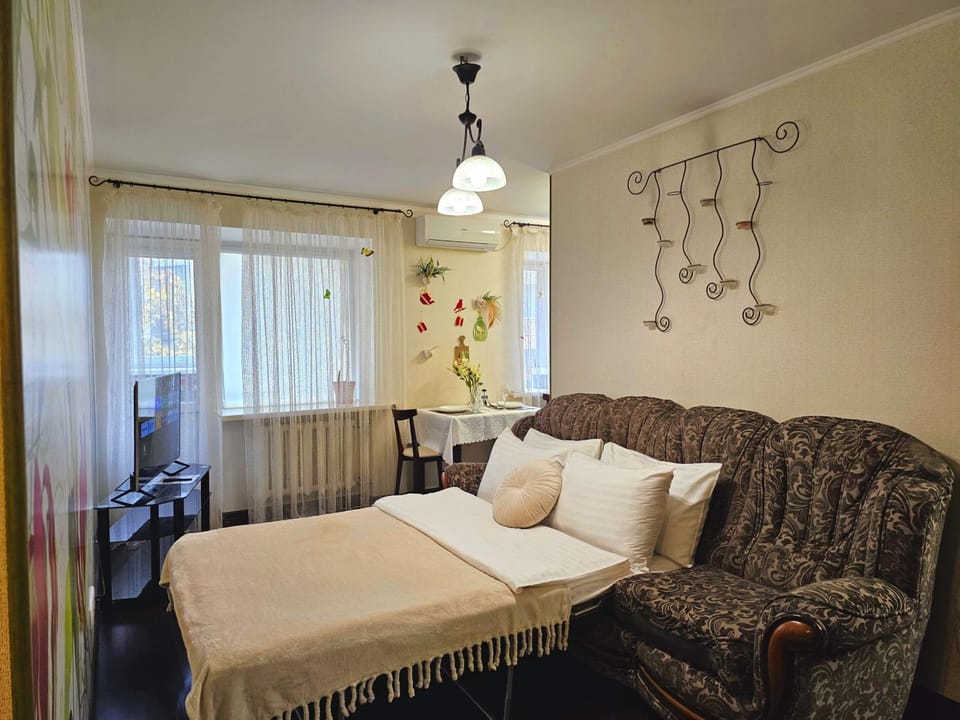 Bed, Living room, Photo of the whole room, Seating area, Bedroom