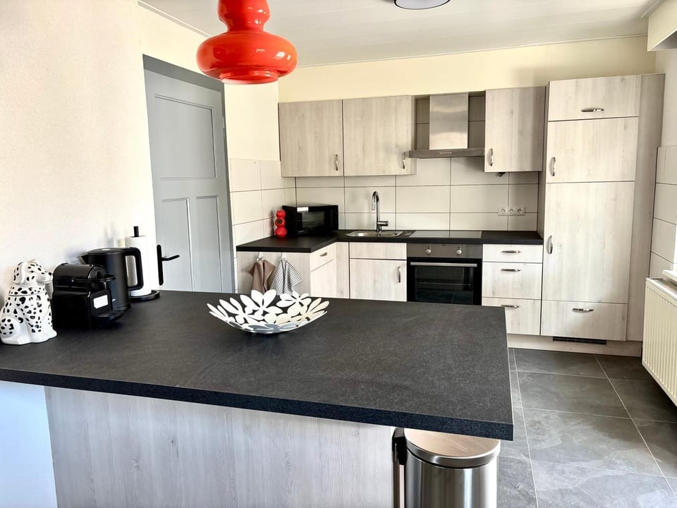 Coffee/tea facilities, Kitchen or kitchenette, Dining area, dishwasher, oven, stove