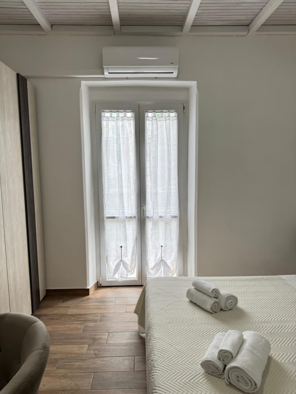 Photo of the whole room, air conditioner