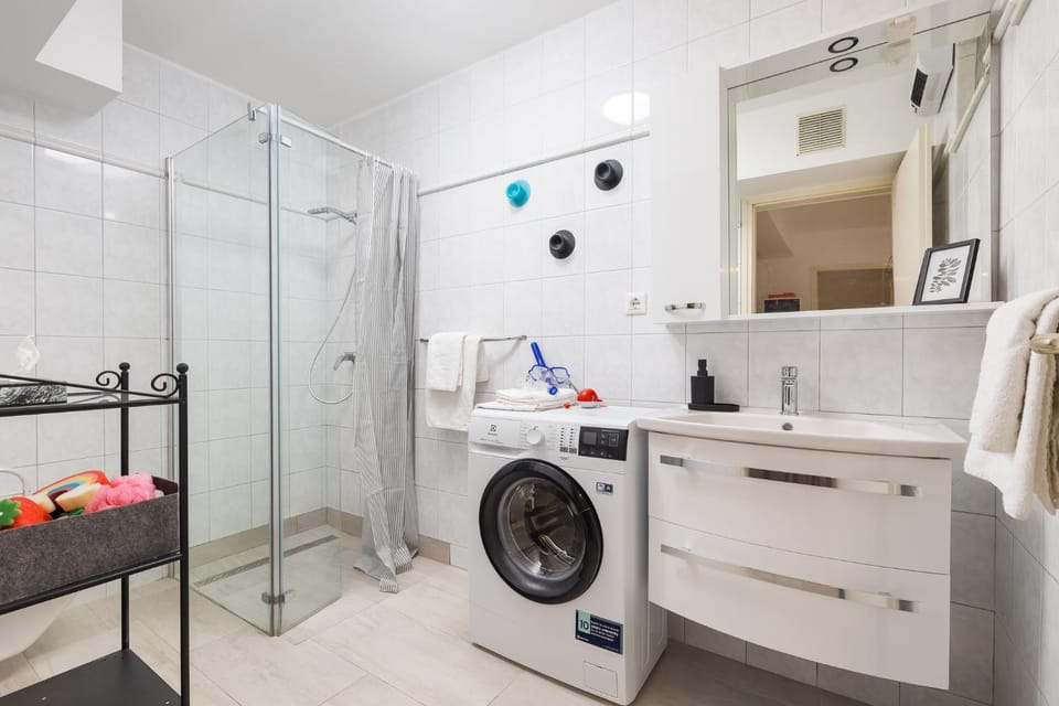 Shower, Bathroom, Bath, towels, washing machine
