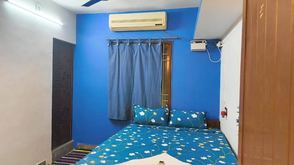 Photo of the whole room, Bedroom, air conditioner