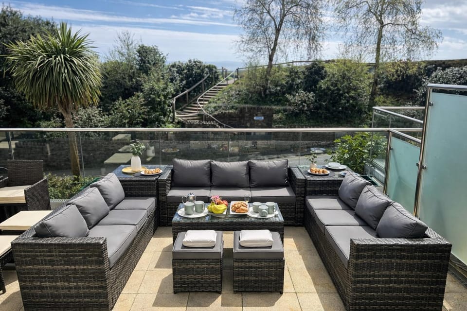 Sandbanks Stay, sleeps 12, beach, outdoor bbq, parking Apartment in Poole