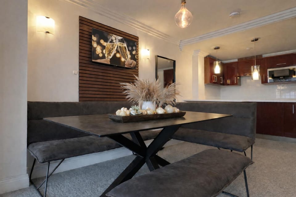 Sandbanks Stay, sleeps 12, beach, outdoor bbq, parking Apartment in Poole