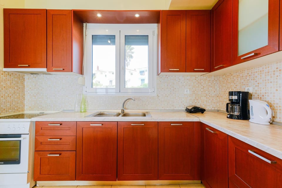 Coffee/tea facilities, Kitchen or kitchenette, stove