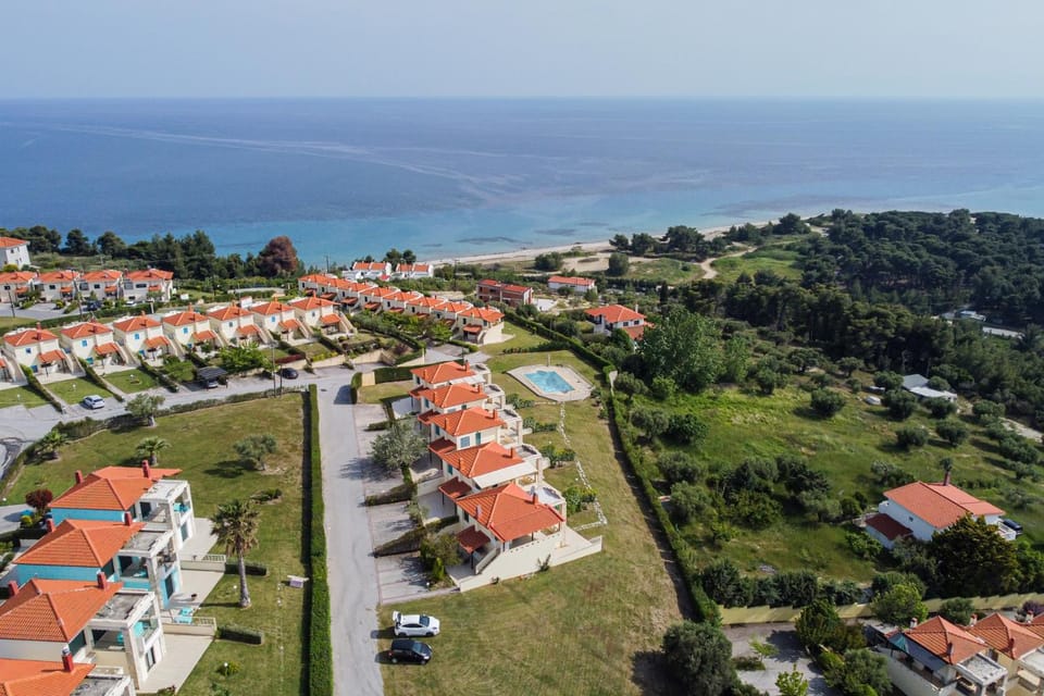 Property building, Bird's eye view, Swimming pool, Parking
