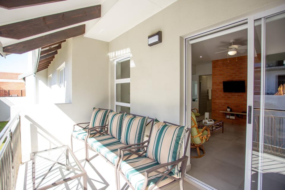 View (from property/room), Balcony/Terrace, sunbed
