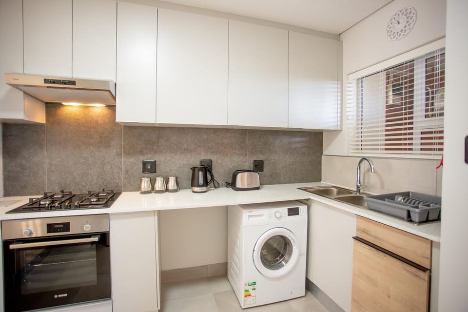 Coffee/tea facilities, Kitchen or kitchenette, oven, stove, washing machine, dryer