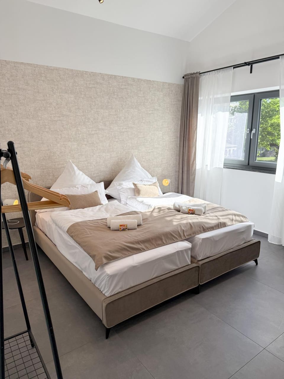 Bed, Photo of the whole room, Bedroom, towels