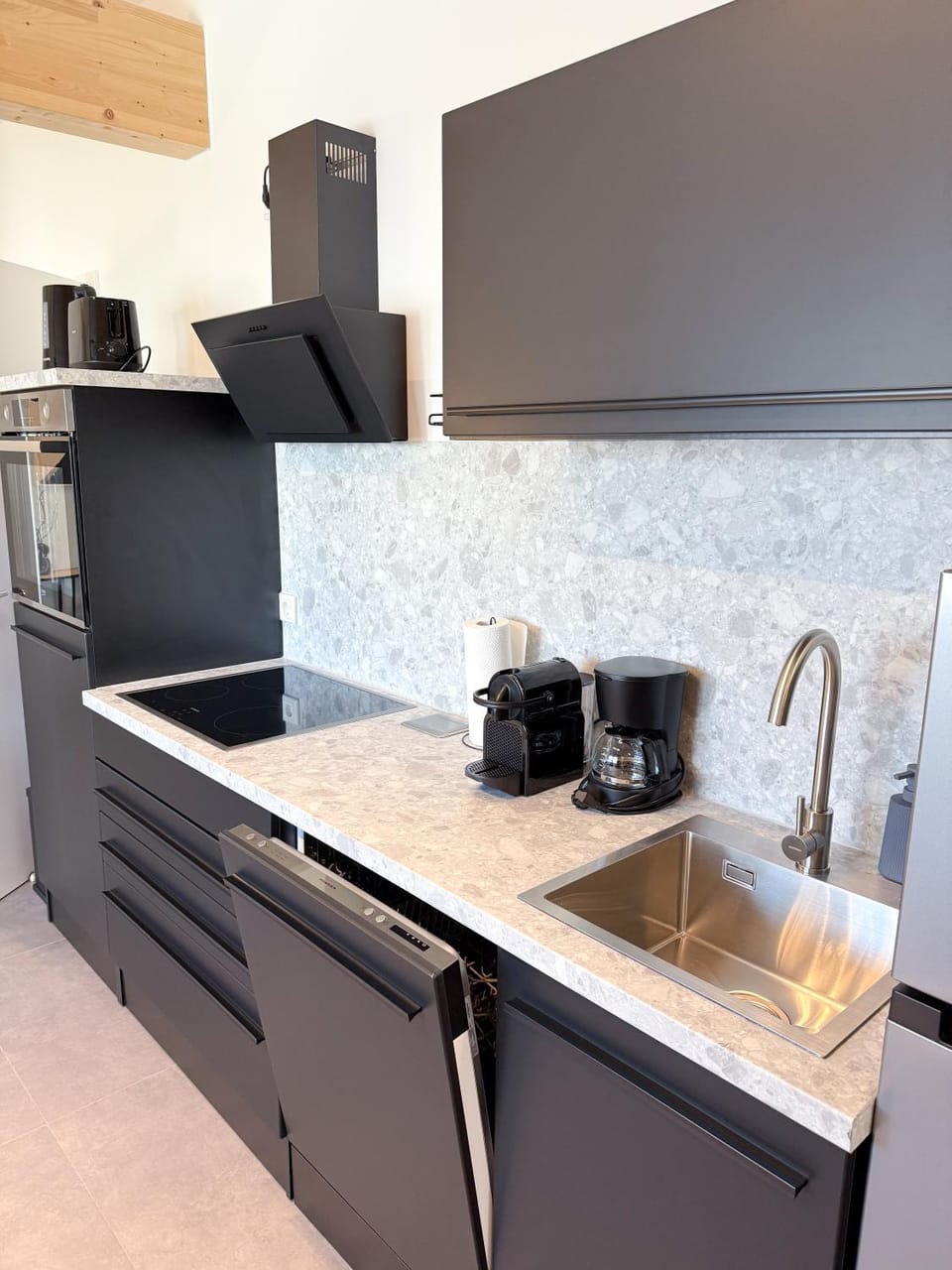 Coffee/tea facilities, Kitchen or kitchenette, stove, toaster