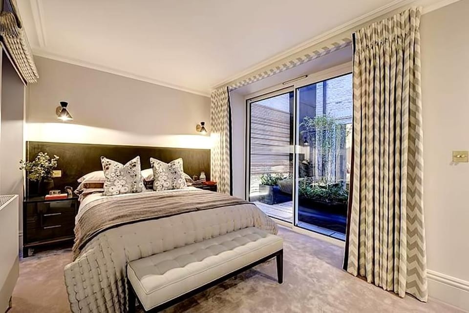 Stunning-Hyde Park- 2Bed-2Bath Luxury Single Level Apartment in City of Westminster