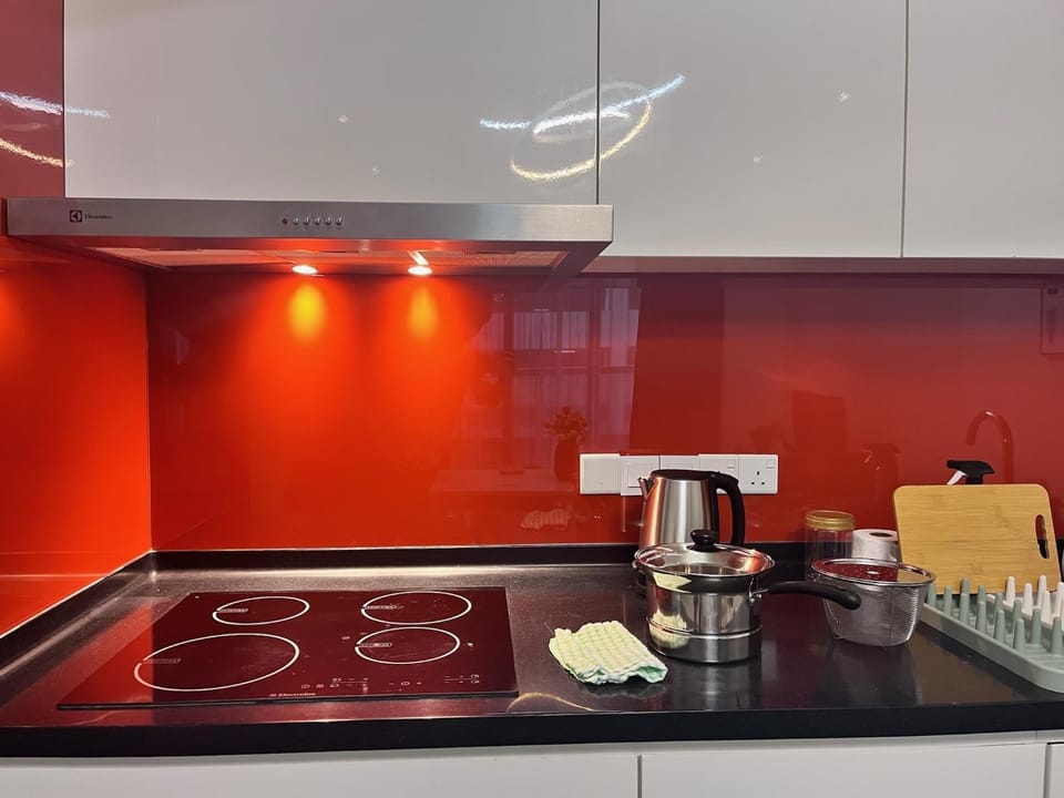 Coffee/tea facilities, Kitchen or kitchenette, stove