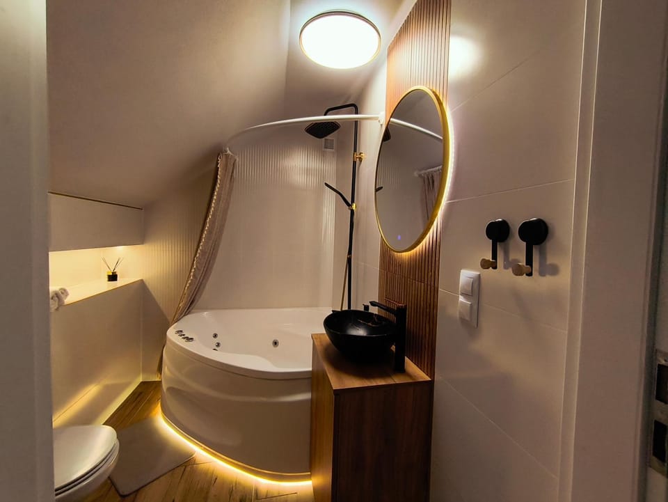 Shower, Toilet, Hot Tub, Bathroom, Bath, heating, towels