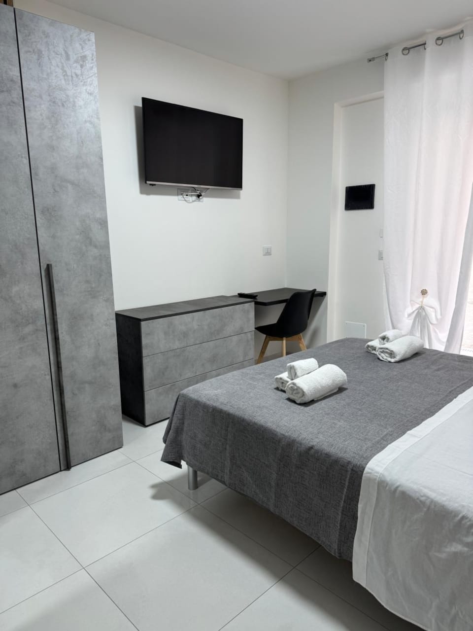 Bed, TV and multimedia, Bedroom, wardrobe