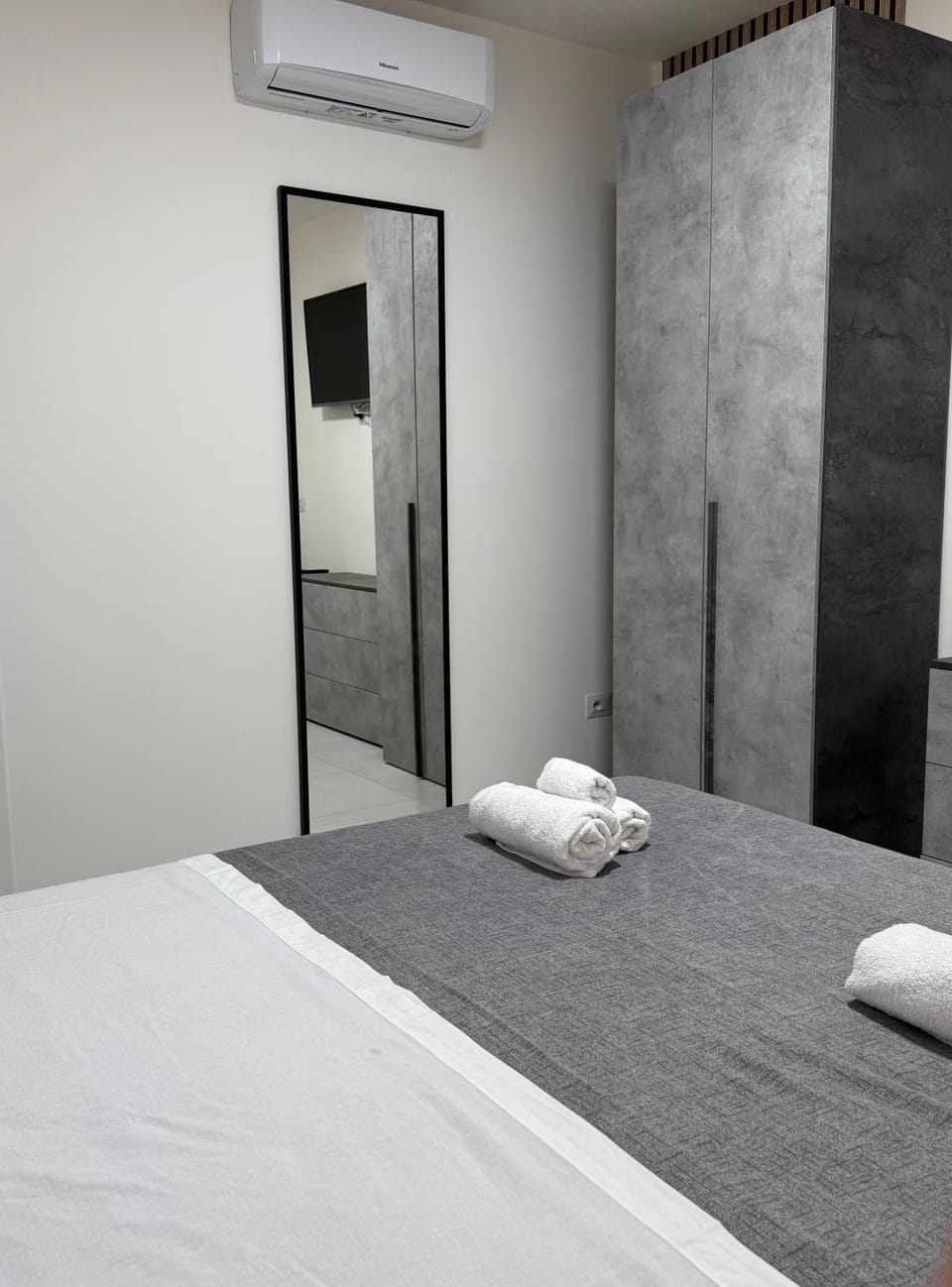 Bedroom, wardrobe, air conditioner