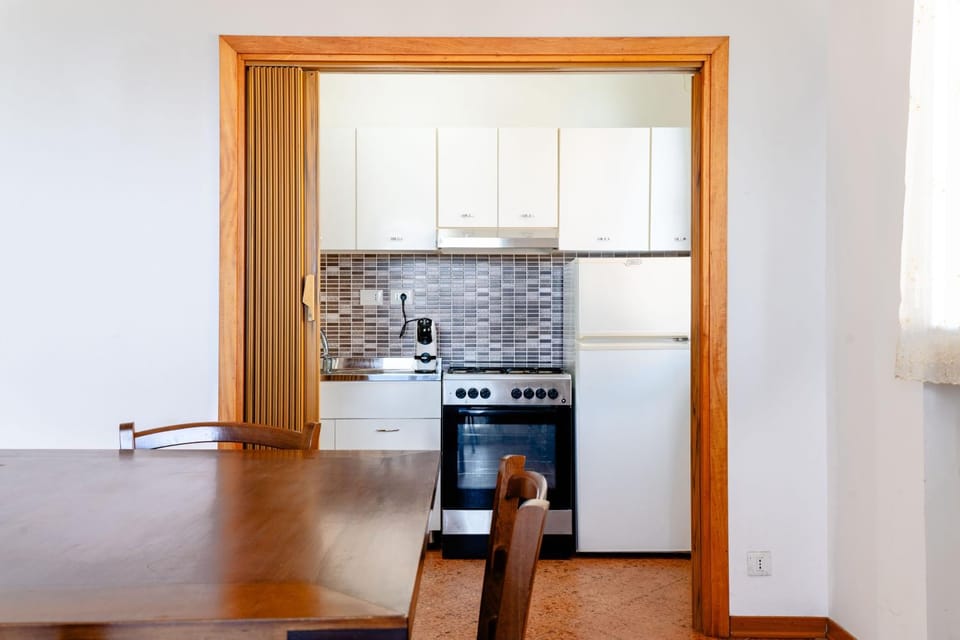 Kitchen or kitchenette, Dining area, oven, stove
