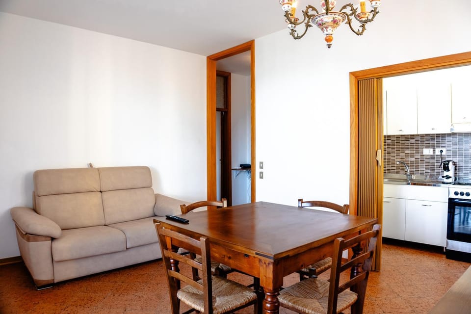 Kitchen or kitchenette, Living room, Seating area, Dining area, oven, stove