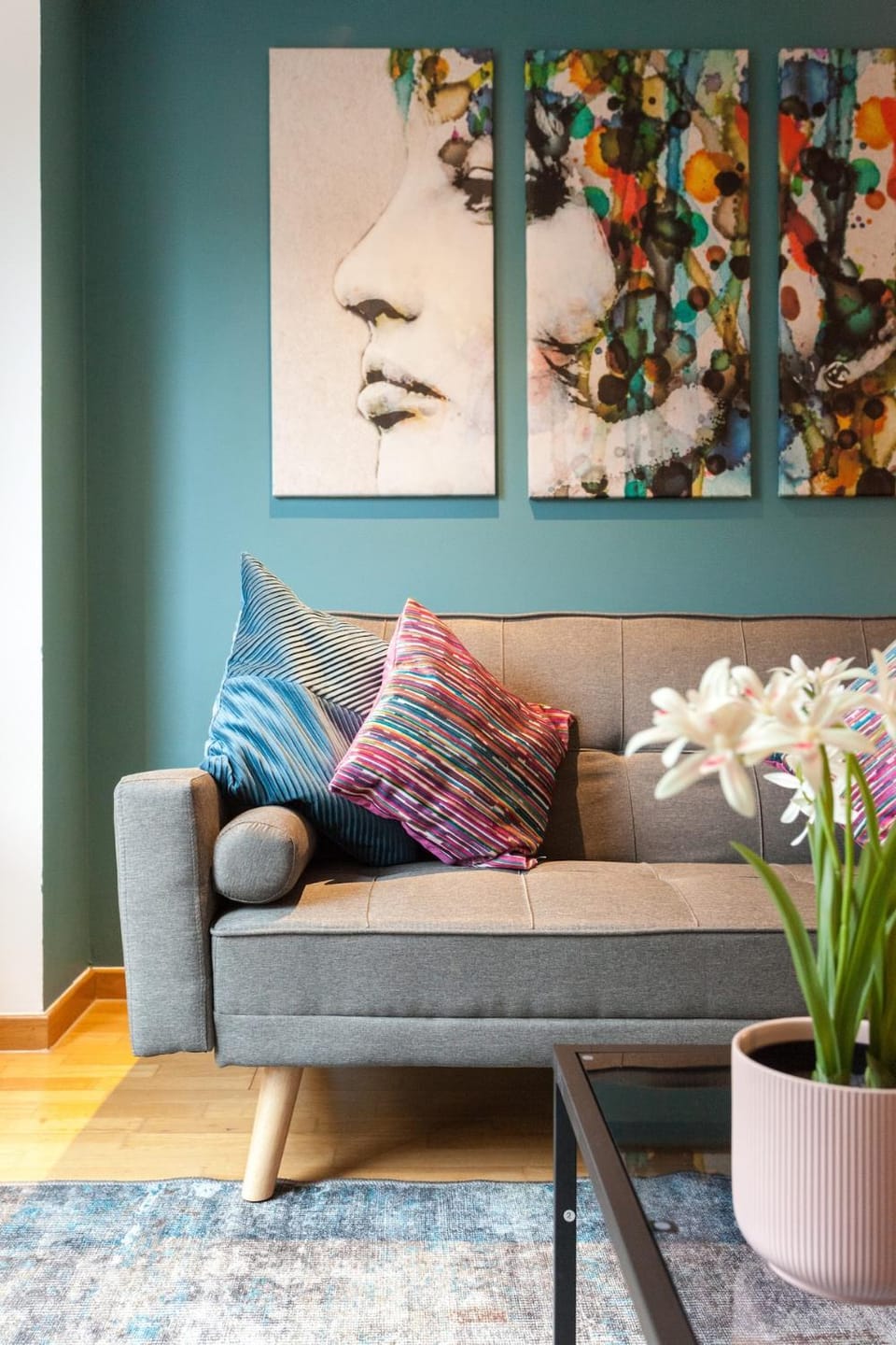 Living room, Decorative detail, Seating area, internet