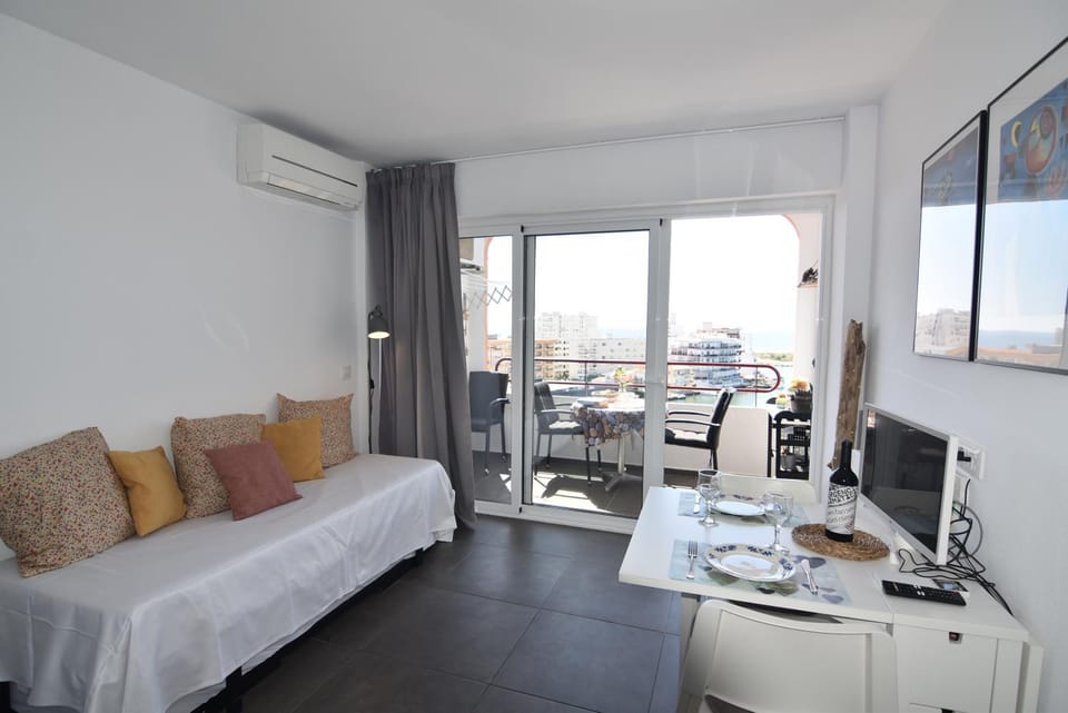 TV and multimedia, Balcony/Terrace, Living room, Seating area, Dining area, air conditioner