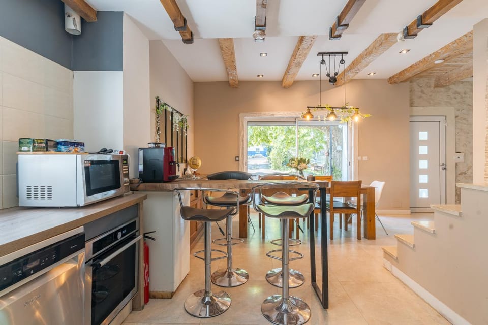 Kitchen or kitchenette, Living room