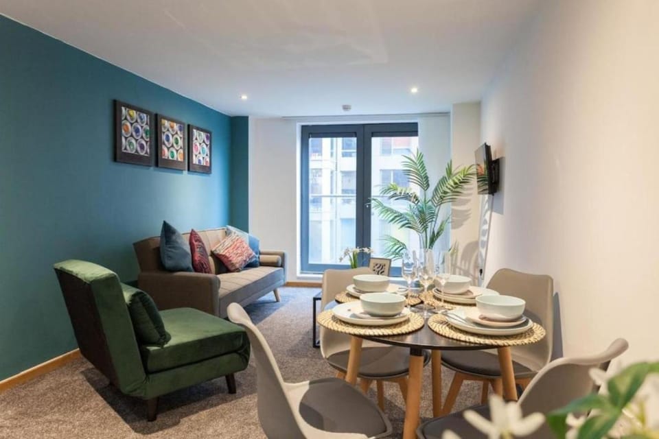 TV and multimedia, View (from property/room), Living room, Decorative detail, Seating area, Dining area, heating, internet