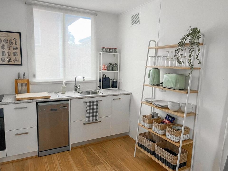Coffee/tea facilities, Kitchen or kitchenette, dishwasher, stove, toaster