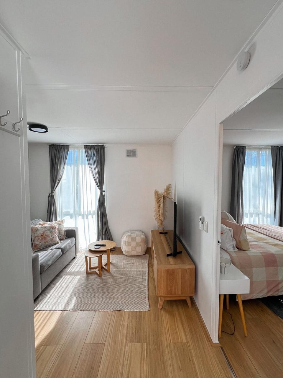 TV and multimedia, Living room, Photo of the whole room, Seating area, Evening entertainment, Bedroom