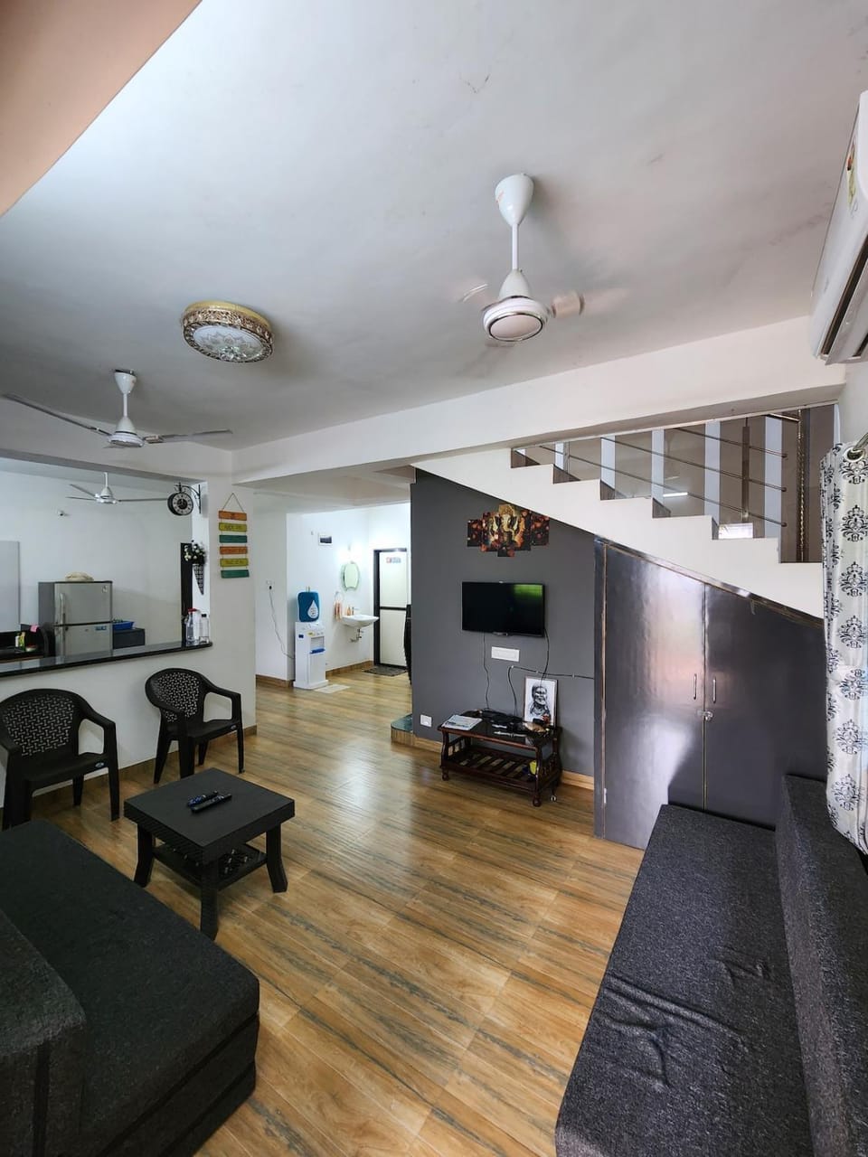 TV and multimedia, Kitchen or kitchenette, Living room, Seating area, Dining area, pet friendly, stove, air conditioner