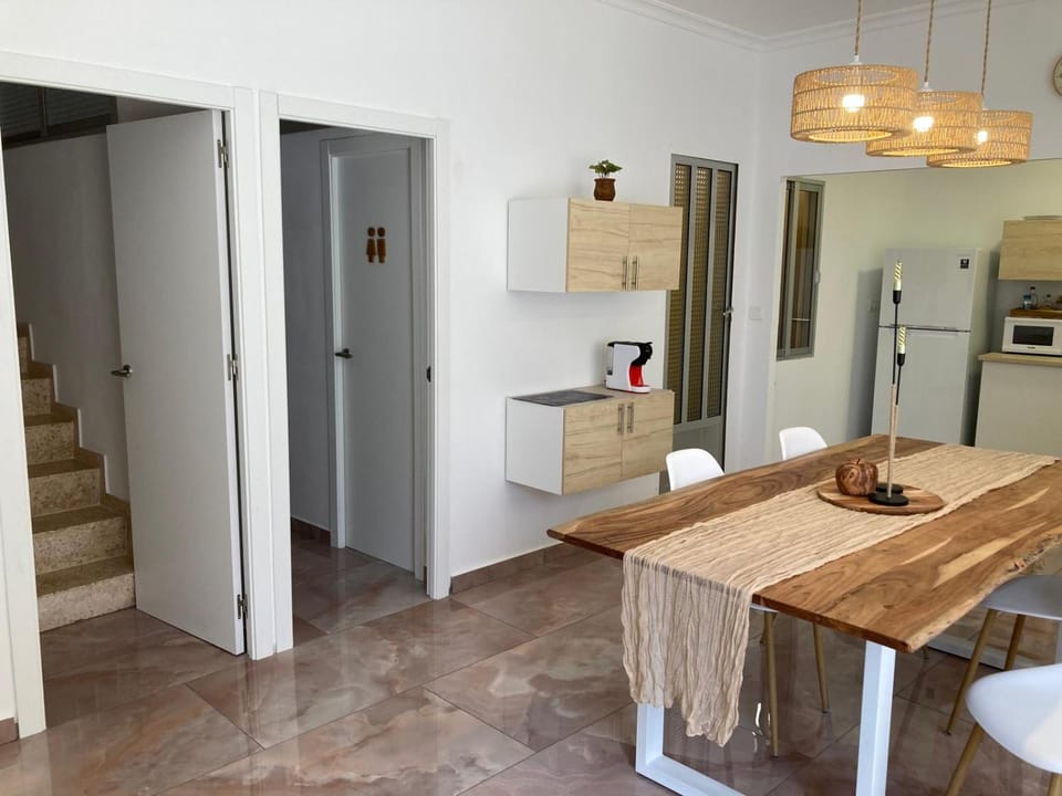 TV and multimedia, Coffee/tea facilities, Dining area, microwave