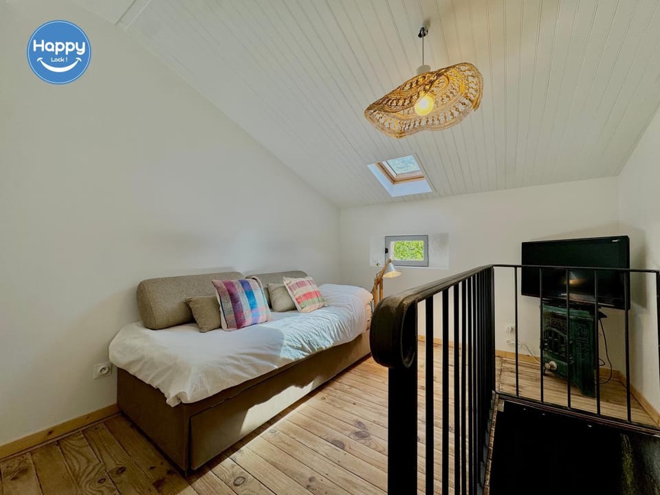 Communal lounge/ TV room, Bed