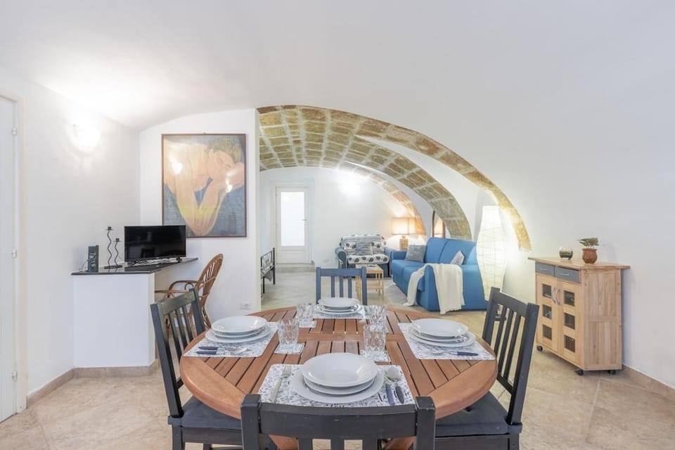 TV and multimedia, Living room, Seating area, Dining area