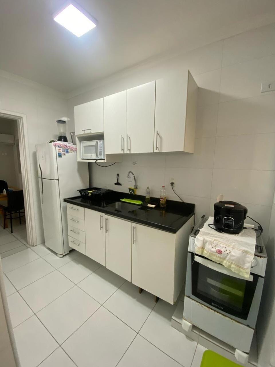 Pé na areia, 2 quartos, 2 banheiros, ar nos quartos, estacionamento ,cadeiras e guarda sol Apartment in State of São Paulo