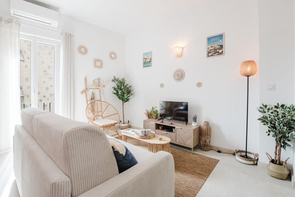 TV and multimedia, Coffee/tea facilities, Living room, Decorative detail, Seating area, heating, air conditioner